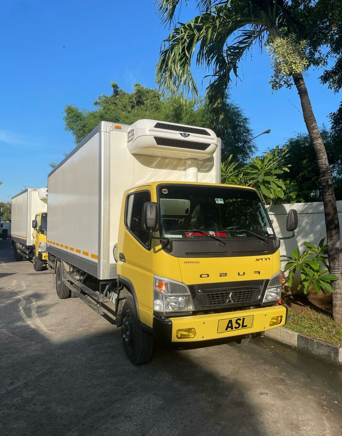 Armada truk pendingin Truk pendingin Mitsubishi Fuso Double Engkel CDD Sewa Mobil Pendingin