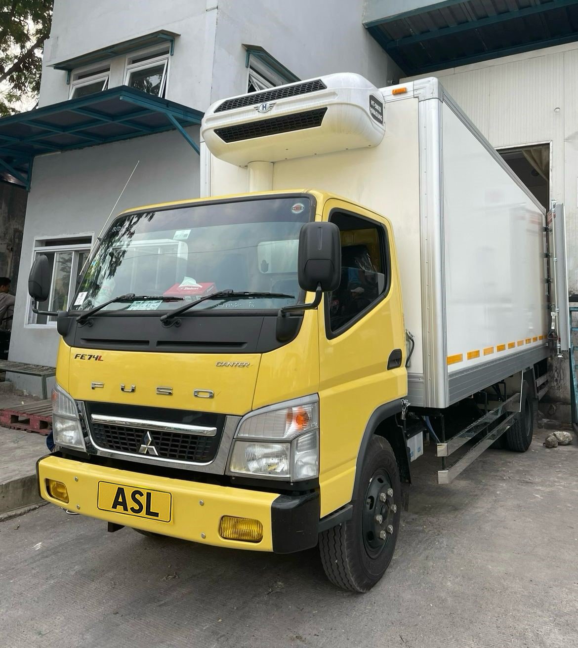 Truk pendingin atau refeer kirim frozen food